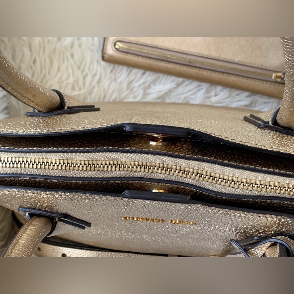🏆4pcs-MK GOLD SATCHEL/CROSSBODY w MK Charm,detachable strap & Gold snap Wallet - Picture 4 of 11